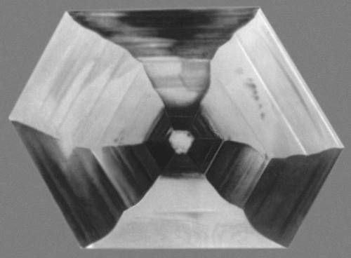 Рис. 8. Зонарное и секториальное строение кристалла алюмокалиевых квасцов.