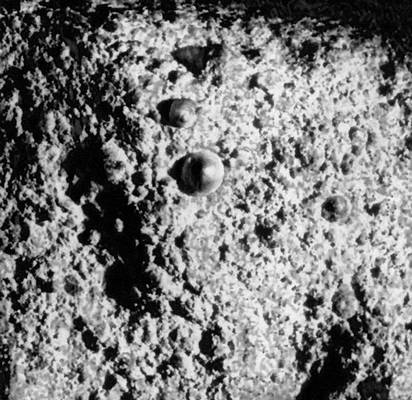 Поверхность раскола каменного метеорита (хондрита) Саратов, упавшего 6 октября 1918; видны отдельные хондры разного размера.