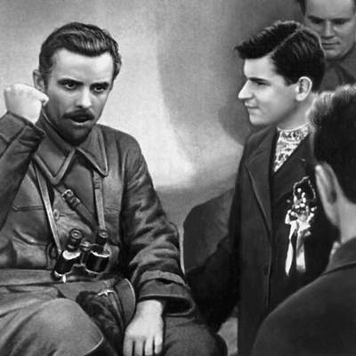 Е. В. Самойлов (слева) в роли Щорса в фильме «Щорс». 1939.
