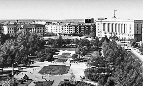 Парк на ул. Горького. Справа — здание Дома Советов (1956, типовой проект).