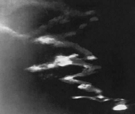 Пылевой след, оставшийся по пути движения болида, наблюдавшегося 19 октября 1941 на Чукотке (через полчаса после пролета). Фотоснимок Д. Дебабова.