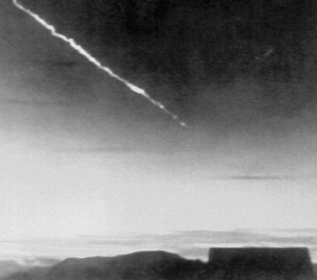 Пылевой след, оставшийся по пути движения болида, наблюдавшегося 19 октября 1941 на Чукотке. Фотоснимок Д. Дебабова.