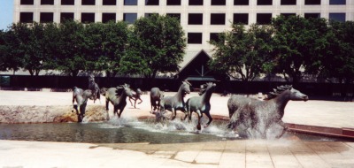 Файл:Mustangs at Las Colinas.jpg