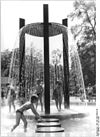 Bundesarchiv Bild 183-1982-0603-019, Berlin, Volkspark Friedrichshain, Wasserglocke.jpg