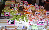 Tokyo Tsukuji fruit market 7 008.jpg