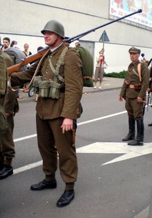 2007.07.21 Gdynia, Polish "soldier" carrying Anti-tank rifle model 35 or 39.jpg