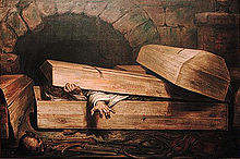 Деревянный гроб в каменном подземелье, приоткрываемый изнутри фигурой в саване.