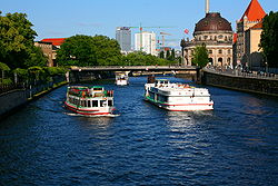Экскурсионные суда на реке Шпре в Берлине