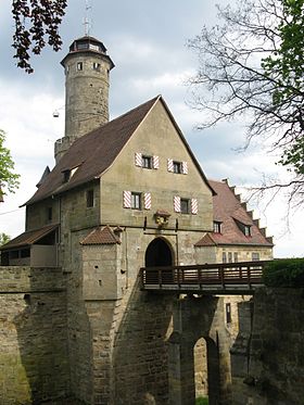 Крепость Альтенбург: въезд в крепость (через подъёмный ранее мост) и донжон.