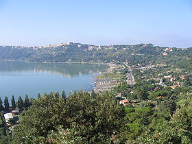 Вид на Альбанское озеро и Кастель-Гандольфо