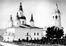 Вид на Преображенский храм монастыря.