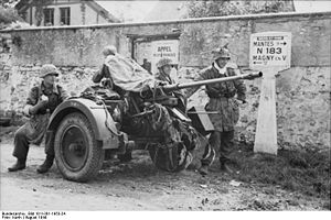 Bundesarchiv Bild 101I-301-1953-24, Seine-et-Oise, Soldaten mit Flak-Geschütz.jpg
