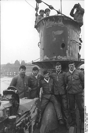 Bundesarchiv Bild 101II-MW-5566-24, Wilhelmshaven, U-Boot-Männer mit Eisernem Kreuz.jpg