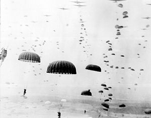 Волны парашютистов 1-й воздушно-десантной армии союзников приземляются в Голландии. Сентябрь 1944