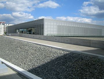 Новое здание (2010 г.) центра «Топография террора» располагается на месте бывших штаб-квартиры тайной государственной полиции — гестапо, гестаповской тюрьмы и, начиная с 1939 года, — штаб-квартиры имперской службы безопасности