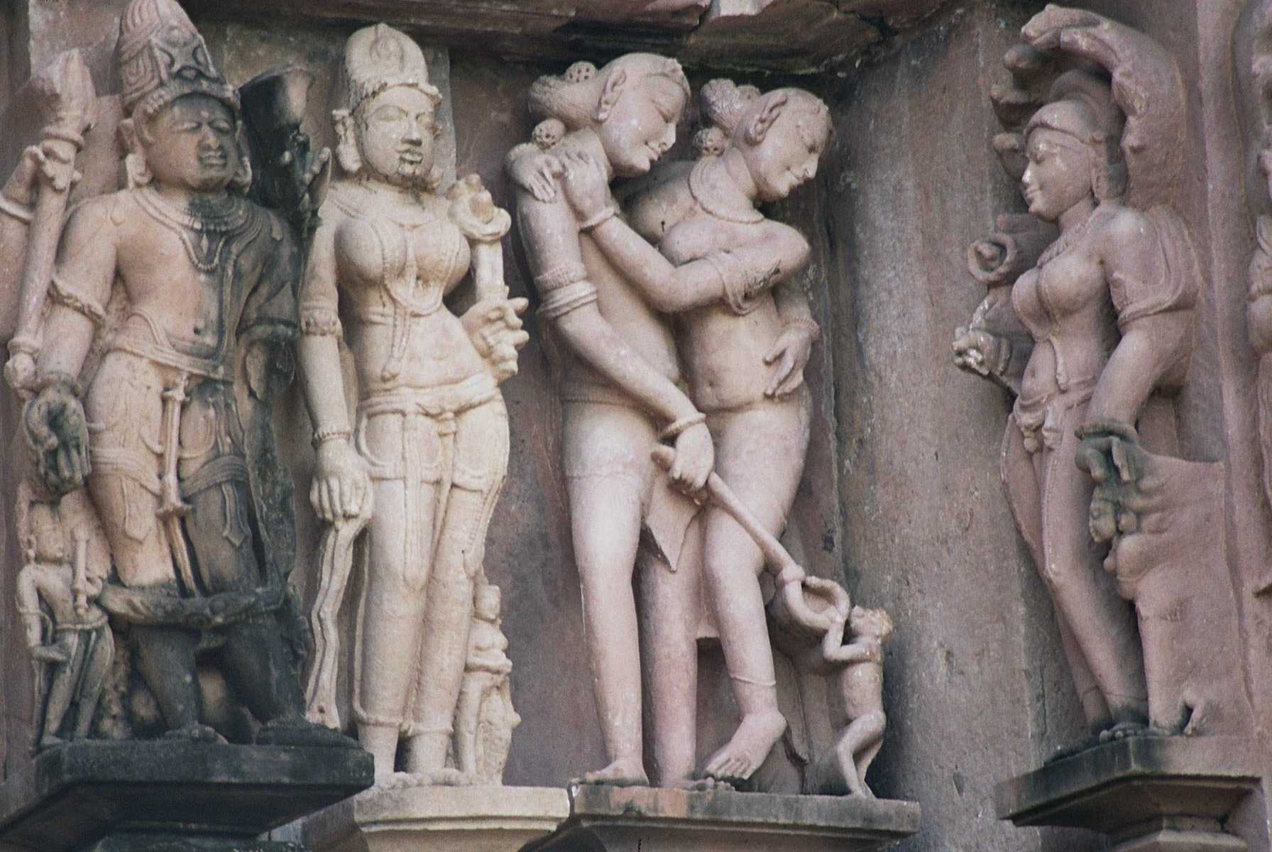 Индийская эротическая скульптура.