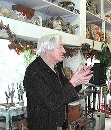Оливье Стребель разговаривает с группой американских писателей в своей домашней студии в пригороде Брюсселя, январь 2009.