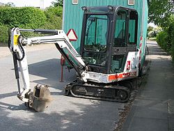 A small excavator (Bobcat 322) ubt.jpg
