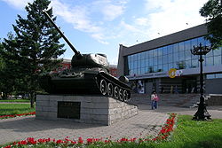 Танк Т-34 перед входом в кинотеатром, вид с площади Победы,