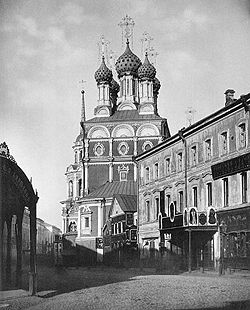 Вид на Ильинку и храм Николы «Большой Крест» от Ильинских ворот. 1882 год.