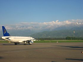 Горы Заилийского Алатау, вид со стороны международного аэропорта Алма-Аты