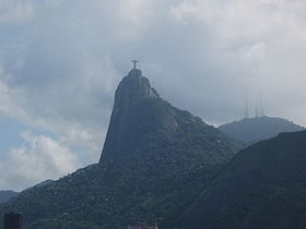 Гора Корковаду в Рио-де-Жанейро. На вершине видна статуя Спасителя.