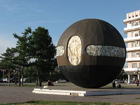 Памятный знак «Держава»: здесь был заложен первый камень при основании Омской крепости.  Скульптор проекта В.Трохимчук, 1997