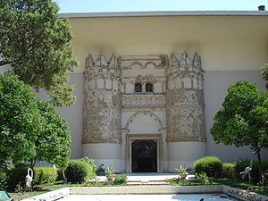 Фасад, ранее являющийся воротами замка Каср аль-Хир аль-Гарби